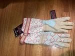Digz 7625-26 Green Women's Acrylic Rose Picker Gardening Gloves Medium. Fixed Price $10.99.