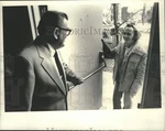 1983 Press Photo Tom Murphy Opens Door At Lwanga House For Ronald Graber, Albany. Fixed Price $24.99.